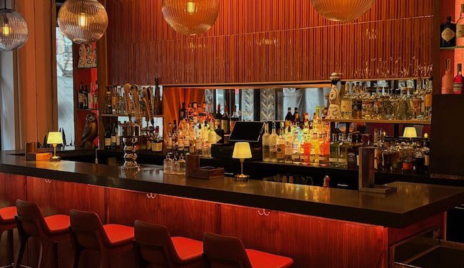 Waning Days of a Welcoming Presence: Seventh Ave. Stalwart elmo to Close, Come March 13